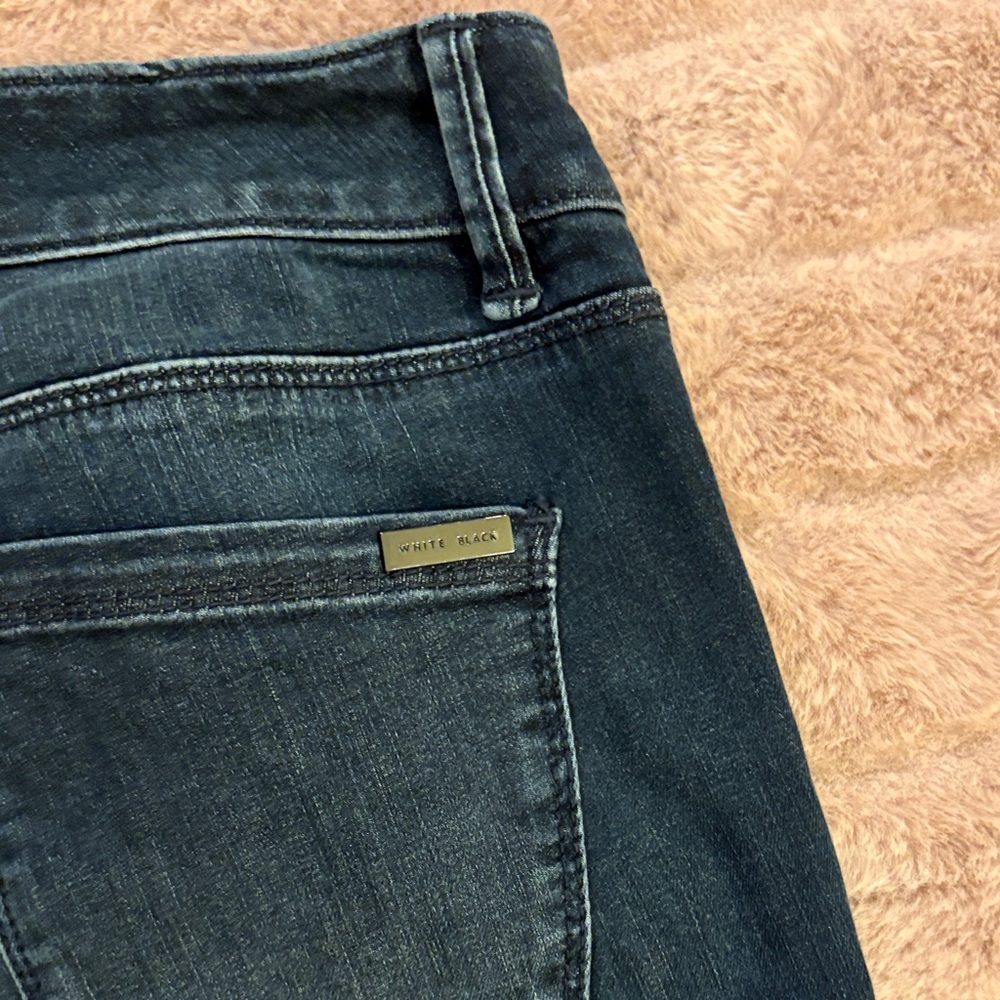 White House Black Market Women’s Skinny Jeans in Dark Indigo - Picture 4 of 5